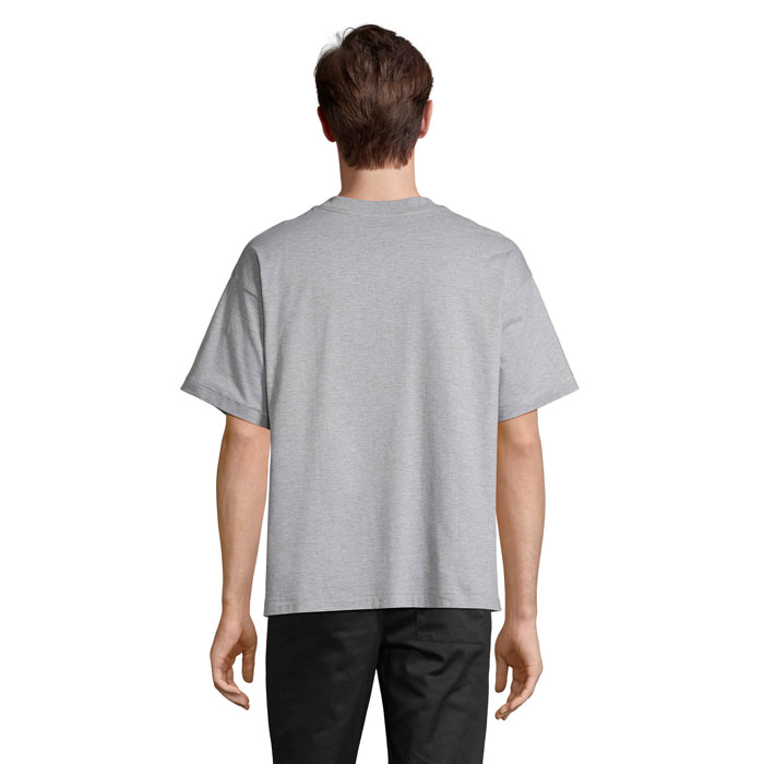 Homme de dos portant t-shirt gris