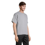 Homme portant t-shirt gris sur fond neutre