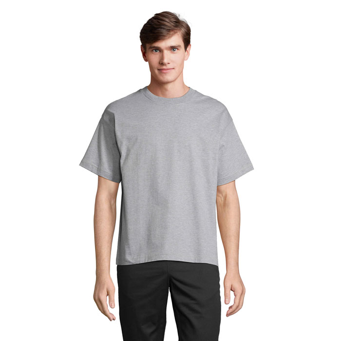 Homme portant un t-shirt gris uni