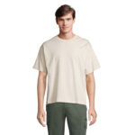 Homme portant t-shirt beige et pantalon vert