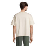 Homme de dos en t-shirt beige