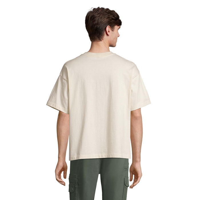 Homme de dos en t-shirt beige