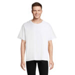 Homme souriant portant un t-shirt blanc uni