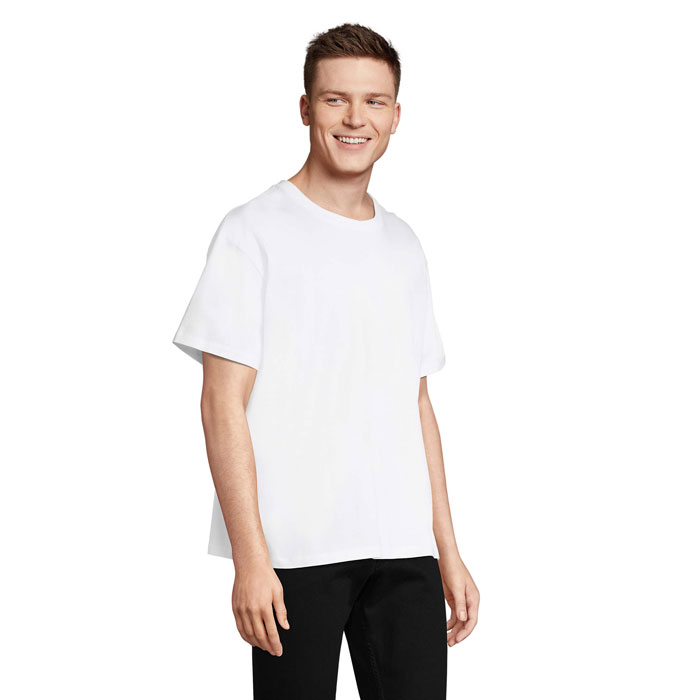 Homme souriant portant un t-shirt blanc uni