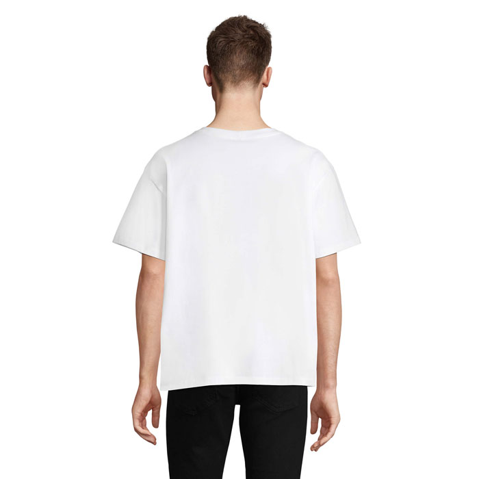 Homme portant un t-shirt blanc, vue arrière