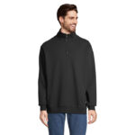 Homme portant un sweat noir à col zippé