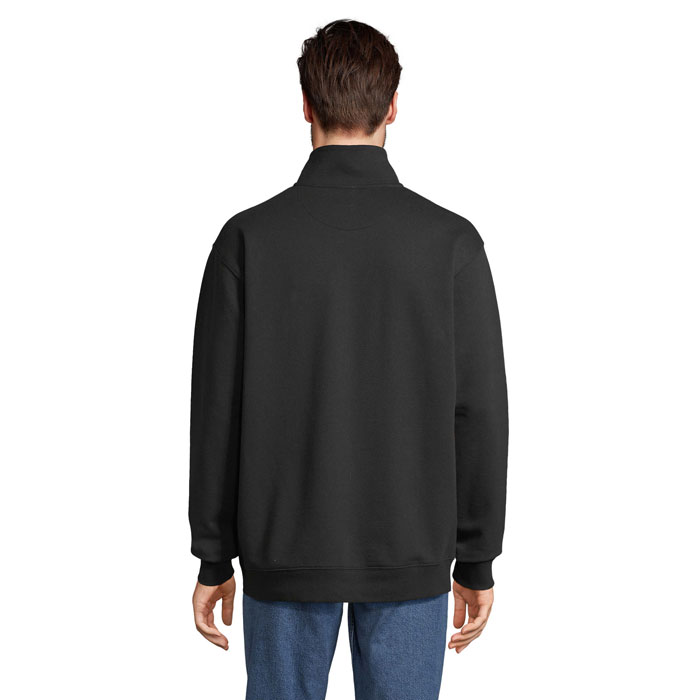 Homme portant un sweat noir vue arrière