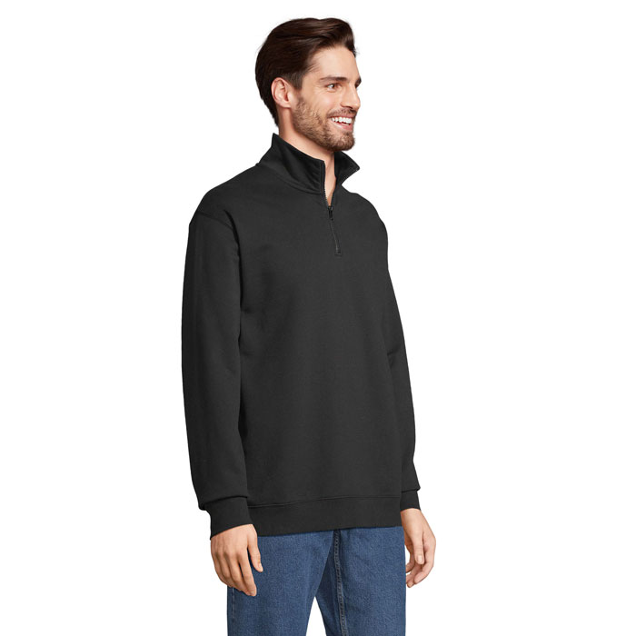 Homme portant un sweat noir à demi-zip