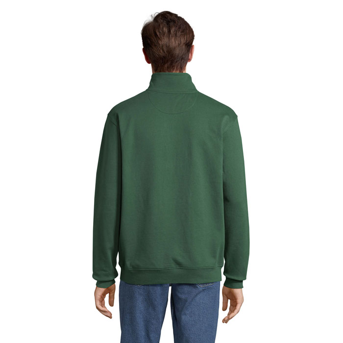 Homme de dos en sweat vert