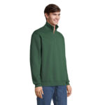 Homme portant pull vert à col zippé
