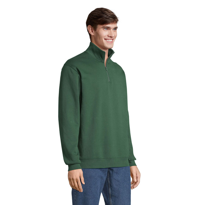 Homme portant pull vert à col zippé