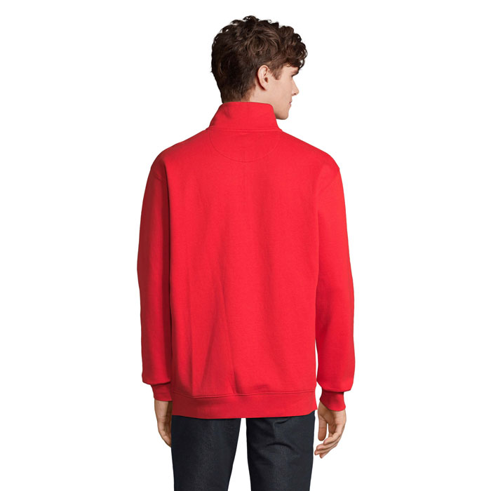 Homme portant sweat rouge col montant, vue dos