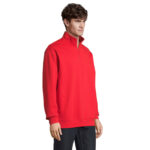 Homme portant un pull rouge à col zippé