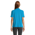 Femme de dos portant un polo turquoise