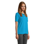 Femme portant polo bleu et pantalon gris