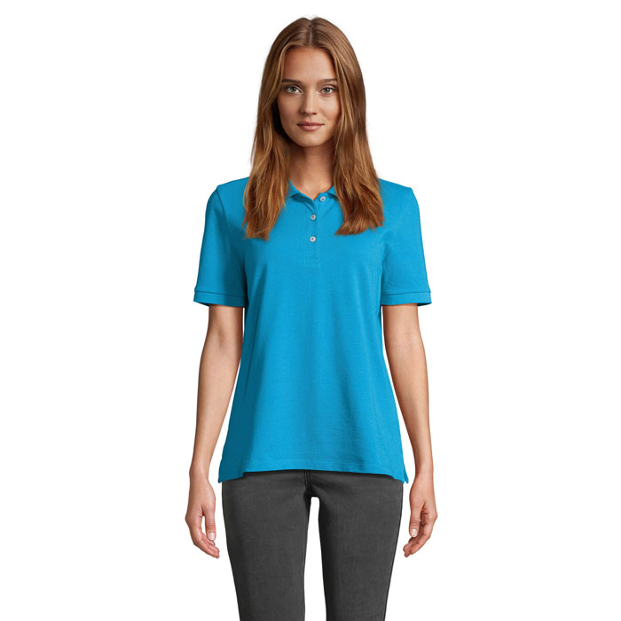 Femme portant un polo bleu turquoise
