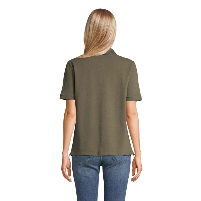 Femme portant t-shirt kaki vue de dos
