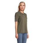 Femme portant un polo vert kaki