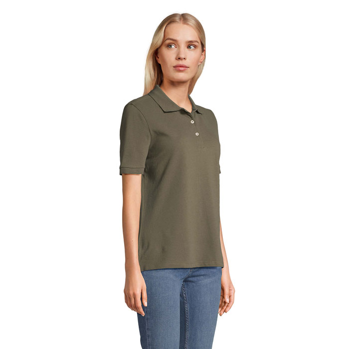 Femme portant un polo vert kaki