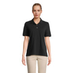 Femme portant un polo noir et pantalon beige