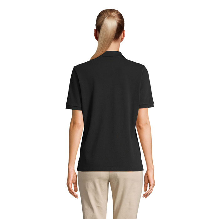 Femme de dos portant polo noir