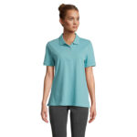 Femme portant polo turquoise manches courtes