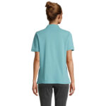 Femme de dos en polo turquoise