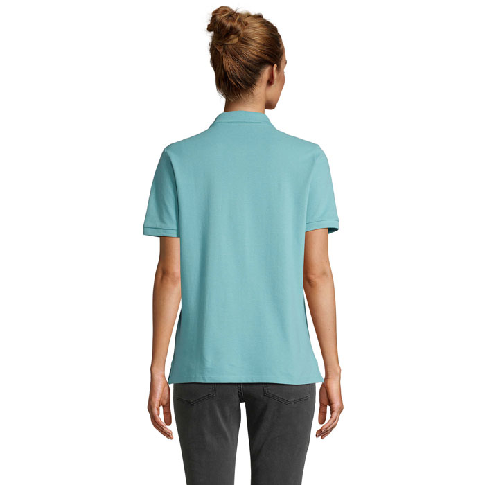 Femme de dos en polo turquoise