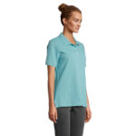 Femme portant un polo turquoise uni