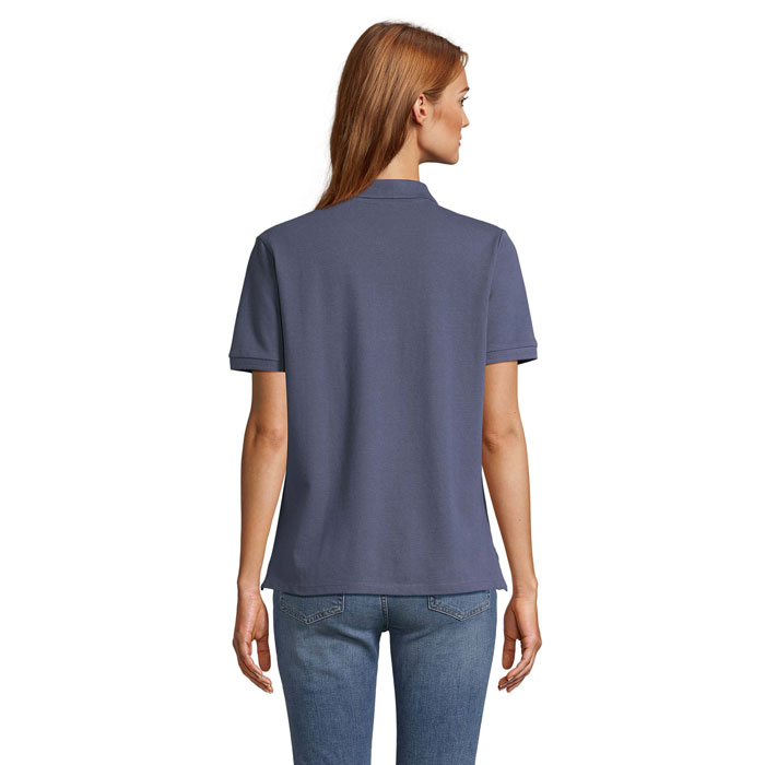 Vue arrière femme portant polo bleu et jean