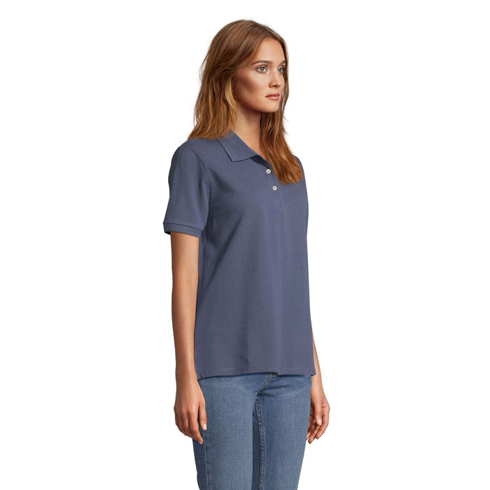 Femme portant polo bleu et jean clair