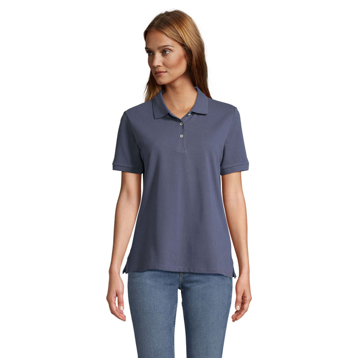 Femme portant polo bleu à manches courtes