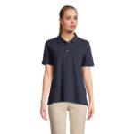 Femme portant un polo bleu marine