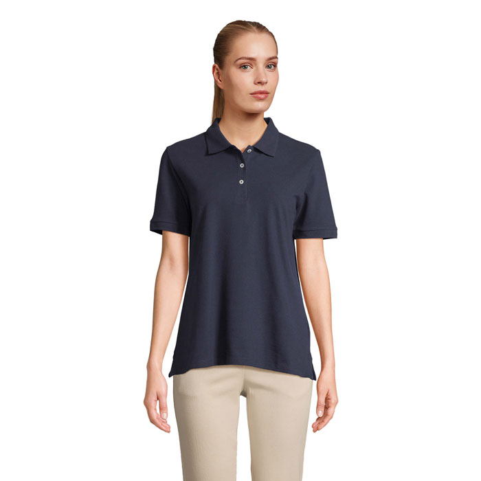 Femme portant un polo bleu marine