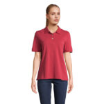 Femme portant un polo rouge et jean
