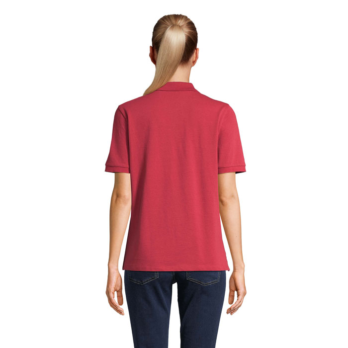 Femme de dos en polo rouge