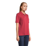 Femme portant polo rouge et jean bleu