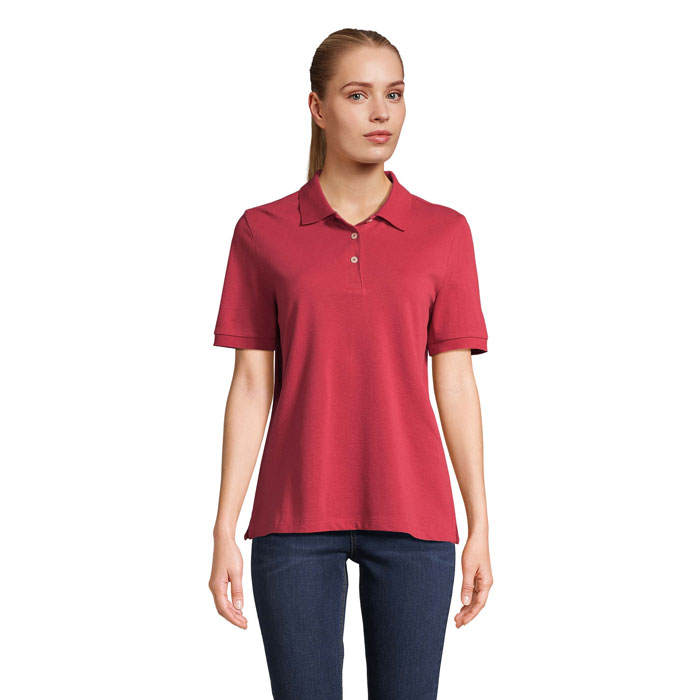Femme portant un polo rouge et jean