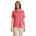 Femme portant polo rose et pantalon beige