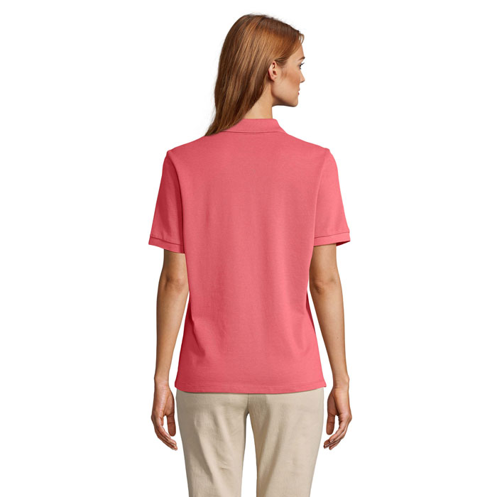 Femme de dos portant polo rose