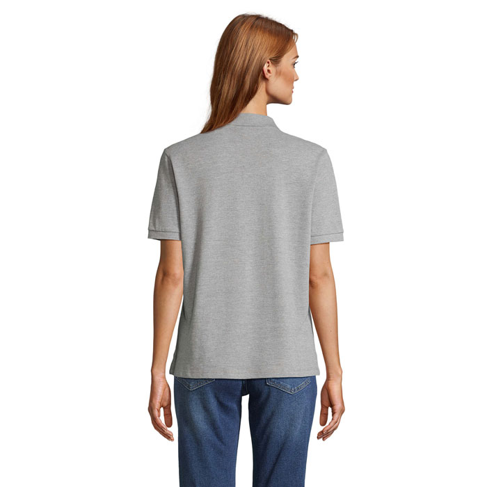 Dos femme portant polo gris manches courtes