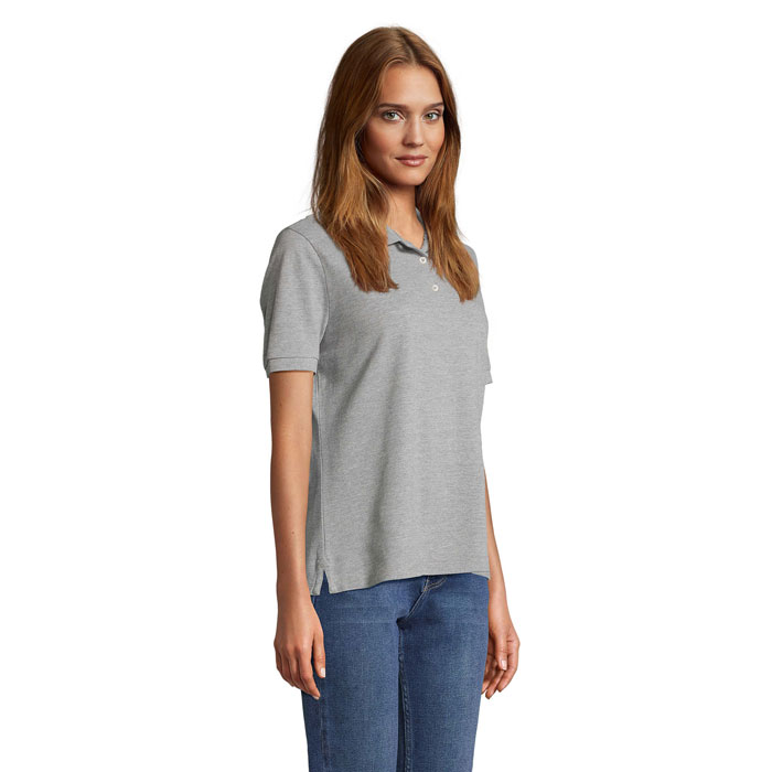 Femme portant un polo gris et jean bleu