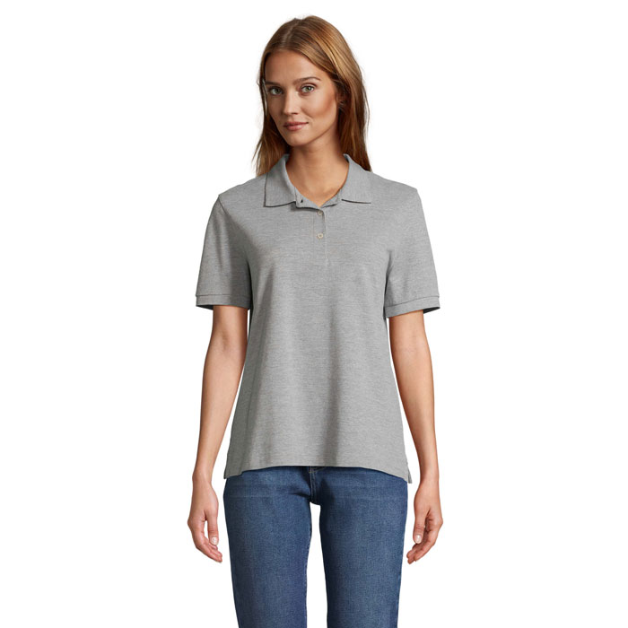 Femme portant un polo gris et jean bleu