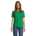 Femme portant un polo vert et jean