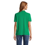 Dos d’une femme portant un polo vert