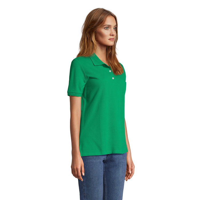 Femme portant un polo vert et jean