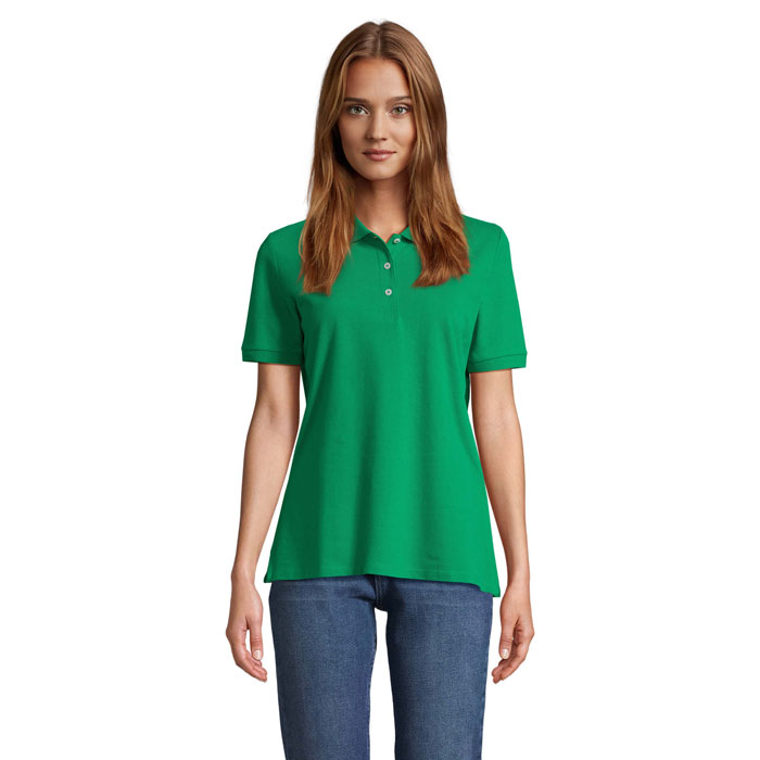 Femme portant un polo vert et jean