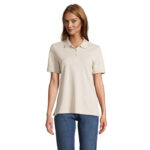 Femme portant polo beige et jean bleu