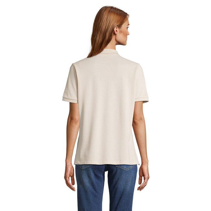 Dos femme portant polo beige manches courtes
