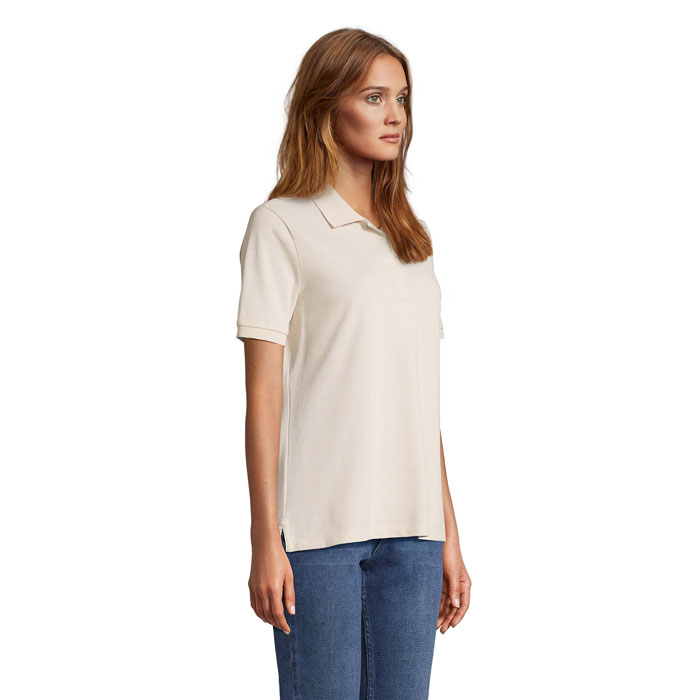 Femme portant polo beige et jean bleu